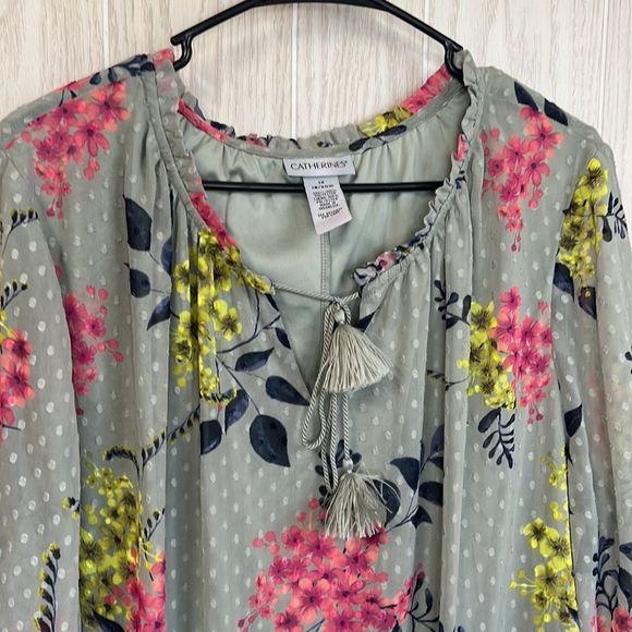 Catherine’s 1X 18/20w 1/2 sleeve floral blouse. Layered bodice. Ties in front - Picture 3 of 7